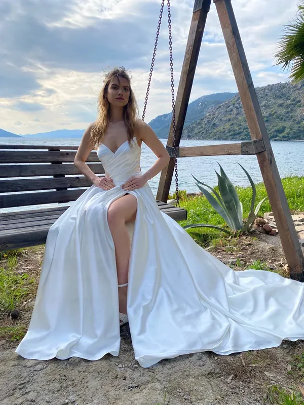 Alice Saten Straplez Yırtmaçlı Gelinlik